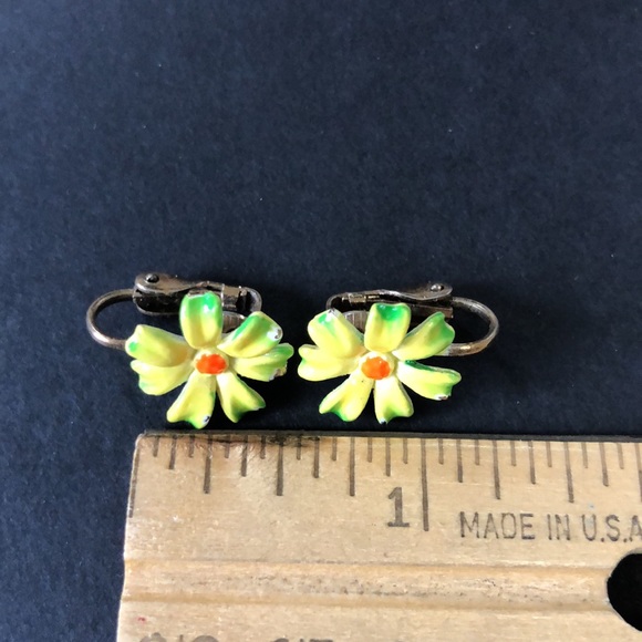 Vintage MCM Painted Metal Flower Brooch and Clip-on Earrings Lot - Picture 9 of 11